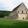 Abbaye de Noirlac - mur pignon sud du cellier. Au XVe siècle, un donjon (aujourd'hui disparu) bordé d'eau et un pont-levis furent bâtis dans son prolongement.