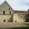 Abbaye de Noirlac - côté sud : le cellier, les contreforts de l'église et le bâtiment du réfectoire.