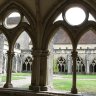 Abbaye de Noirlac - le cloître, vue sur l'intérieur