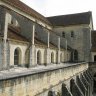 Abbaye de Noirlac - vus de la terrasse qui surplombe le cloître, la façade et le transept sud de l'église