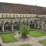 Abbaye de Noirlac - le cloître et le dortoir des moines vus de la terrasse ouest