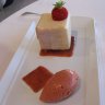 La cuisine de Philippe Vételé : Fraise / Tomate au poivre rouge du Cambodge, mousse au fromage blanc, gelée au vin de Faugères. 