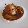 La cuisine de Philippe Vételé : Ris de veau braisé en broche de réglisse, poêlée de girolles.