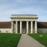 Saline royale d'Arc-et-Senans, l'entrée par le bâtiment des gardes. D'emblée le ton est donné : portique palladien, immenses colonnes, décor de rochers, cols d'urne à flots pétrifiés…