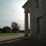Saline royale d'Arc-et-Senans - ombre projetée d'une colonne de la maison du directeur.