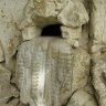Saline royale d'Arc-et-Senans - détail : une urne à flots pétrifiés, symbole de l'activité du lieu. On en trouve maintes fois reproduites à intervalles réguliers sur tous les bâtiments exceptés les commis et la gabelle. 