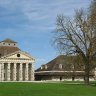 Saline royale d'Arc-et-Senans - la maison du directeur et le bâtiment des Sels Est.