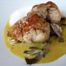 Restaurant Auguste - La noix de ris de veau croustillante et cacahouètes caramélisées, étuvée de pleurotes grises aux abricots secs et vin jaune - truffe blanche.