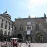 Bergame - Città Alta. Piazza Vecchia, le palazzo della Ragione (palais de la Raison). Le monument d'origine datant du XIIe siècle fut reconstruit au XVIe par Pietro Isabello après un incendie. Le passage sous les arcades permet d'accéder à la piazza del Duomo.
