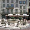 Bergame - Piazza Vecchia, la fontaine du Contarini. Cette fontaine fut offerte à la ville par le doge de Venise, Alvise Contarini (1601-1684).