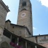 Bergame - Piazza Vecchia, l'escalier couvert (XIVe siècle) et le beffroi (Torre Civica XIIe siècle, l'horloge date-elle du XVe). 