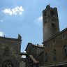 Bergame - Piazza Vecchia : le palazzo della Ragione et la Torre Civica. Au sommet de l'escalier, un pont couvert mène à la Sala delle Capriate du palazzo della Ragione.