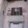 Bergame - Piazza Vecchia : détail de l'escalier couvert - inscriptions et fresques (certaines de Giovanni da Campione) d'époque médiévale