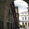 Bergame - arche entre la piazza del Duomo et la piazza Vecchia, vue sur la Palazzo Scamozziano ou Palazzo Nuovo di Bergamo. Ce palais dont la construction fut initiée par l'architecte Vincenzo Scamozzi au début du XVIIe siècle ne fut achevée qu'en 1958 ! Sa façade en marbre blanc de Zandobbio a été réalisé en 1928 par l'architecte Ernesto Pirovano dans l'esprit initial du projet.  