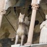 Bergame - porche nord de Santa Maria Maggiore, détail du prothyron : au-dessus du portail, arcades trilobées - statue équestre de Saint Alexandre et saint Vincent (le 3ème personnage représente saint Barnabé).