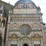 Bergame - piazza del Duomo : la Cappella Colleoni, construite au XVe siècle (1472-1476) comme mausolée pour Bartolomeo Colleoni par Giovanni Antonio Amadeo. On peut voir une statue équestre par Le Verrochio du condottiere Colleoni à Venise, campo SS . Giovani e Paolo.