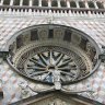 Bergame - Cappella Colleoni,  détail de la façade : la rosace surmontant le portail.