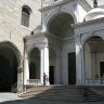 Bergame - piazza delle Duomo : la façade, remaniée dans le style néoclassique au XIXe siècle, de la cathédrale et une arche du rez-de-chaussée du palazzo della Ragione. 