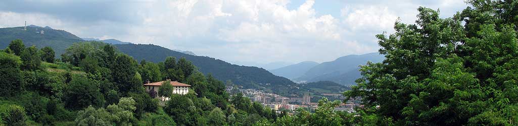 Bergame - vue sur la ville basse depuis le Largo Colle Aperto dans la Città Alta