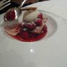 Le Pré aux Clercs - Croustillant de framboises à la rhubarbe, sorbet rhubarbe, coulis