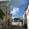La rue du Château, à gauche au numéro 1, la Maison des Pages (XVIe) inscrite à l'inventaire supplémentaire des Monuments Historiques depuis 1926.