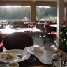 Petit-déjeuner dans la salle à manger de la brasserie