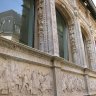 Hôtel de Bourgtheroulde - l'aile gauche de la bâtisse, de style Renaissance, nommée galerie d'Aumale. Les bas-reliefs au-dessus des baies en anse de panier représentent les Triomphes de Pétrarque. La frise en partie basse évoque l'entrevue du Camp du Drap d'Or.