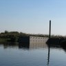 Etrange ponton en béton sur le canal de Bréca