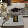 Amuse-gueule : tronçon de homard sur chantilly au raifort, toast à l'encre et crème de citron, olives noires