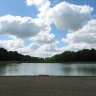 Pagode de Chanteloup - le miroir d'eau en demi-lune. Dans la perspective de l'entrée, le canal bordé de platanes. Long de 600 mètres et large de 100 mètres, ses canalisations furent détruites à la Révolution : il est aujourd'hui transformé en boulingrin.