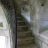 Pagode de Chanteloup - entre le rez-de-chaussée et le 1er étage, l'escalier en pierre et la rampe en fer forgé, ornée de bronzes dorés en double C entrelacés, aux initiales de Choiseul et de Crozat, son épouse.