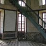 Pagode de Chanteloup - le 1er étage, la rampe en fer forgé, ornée de bronzes dorés en double C entrelacés du premier escalier et l'escalier en bois d'acajou qui monte dans les étages supérieurs.