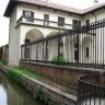 La chartreuse de Pavie dans la campagne lombarde. L'enceinte près de l'entrée