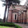 Vue extérieure de l'église : la nef latérale gauche et le transept