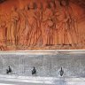 Le petit cloître, détail du lavabo où les moines se lavent les mains avant les repas