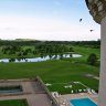 La vue sur le golf et la piscine