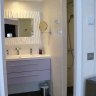 Chambre Prestige Océan - la salle de bain, petite mais très fonctionnelle : baignoire à gauche et grande douche à droite. Les toilettes sont séparées. 