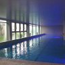 Château des Tourelles, la piscine intérieure - le couloir de nage : 25m de long, 1,10 à 1,40 m de profondeur.  Aux beaux jours, un solarium avec vue sur la mer. 