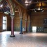 Château de Blois – la salle des États : au centre, une rangée de 5 colonnes supporte 2 voûtes en berceau juxtaposées.