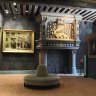 Château de Blois –  l’aile François Ier – Salle du Conseil – la cheminée monumentale ornée d’une salamandre (emblème de François Ier) dorée.