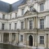 Château de Blois –  l’aile Gaston d’Orléans – l’avant-corps central présente une élévation à 3 niveaux, 2 frontons (un plein cintre, le second triangulaire et décoré des sculptures de Minerve et Mars), la superposition de colonnes doriques, ioniques et corinthiennes.   
