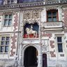 Château de Blois – la façade extérieure de l’aile Louis XII de style gothique flamboyant. Des balcons (chambre du roi et de la reine), les princes assistaient aux tournois organisés dans l’avant cour (actuelle place du Château). 