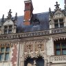 Château de Blois – détail de la façade extérieure de l’aile Louis XII : moulures, lucarnes à pinacles… de style gothique flamboyant. 