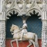 Château de Blois – façade extérieure de l’aile Louis XII. Dans la niche au-dessus du portail, la statue équestre de Louis XII (copie réalisée en 1857 par Charles Émile Seurre, l’originale ayant été détruite à la Révolution).