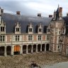 Château de Blois – l’aile Louis XII (côté cour) vue du haut de l’escalier Renaissance.