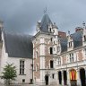 Château de Blois –  l’aile Louis XII (côté cour) : la tour carrée nord qui prend appui sur la salle des États (château médiéval) abrite l’escalier d’honneur. L’entrée de la tour est surmontée du porc-épic couronné (emblème de Louis XII).  La tourelle flanquée en encorbellement permet d’accéder à la salle haute.