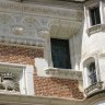 Château de Blois –  l’aile Louis XII (côté cour) : détail de la partie sommitale de la tour carrée nord ornée du porc-épic couronné (emblème de Louis XII). 