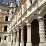 Château de Blois –  l’aile Louis XII (côté cour) : la tour nord et les galeries. Galerie ouverte, alternant piliers sculptés de candélabres et colonnes décorées des emblèmes royaux, au rez-de-chaussée. Galerie couverte à l’étage (voir musée des Beaux-Arts).  