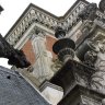 Château de Blois –  l’aile François Ier – détail de la façade coté cour : gargouille, ornementation d’une lucarne et cheminée.