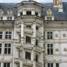 Château de Blois –  l’aile François Ier – l’escalier à vis octogonal, de type hors d’œuvre, mais dont trois côtés sont encastrés dans le bâtiment. Contraste entre les solides contreforts et l’apparence de légèreté due aux grandes baies et à la finesse des ornementations.